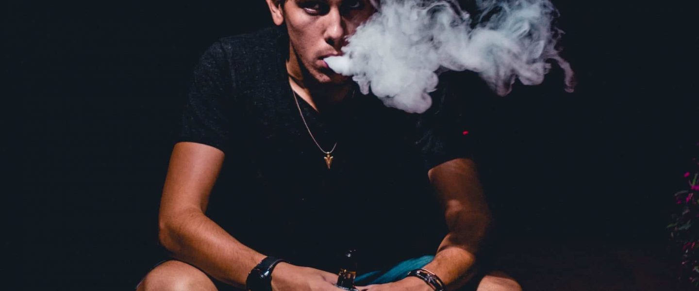 Image of man vaping cannabis: learn how do you use the Focus V Carta.