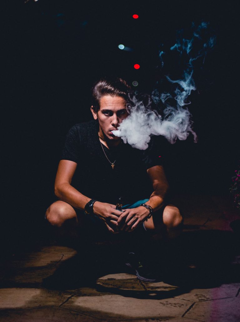 Image of man vaping cannabis: learn how do you use the Focus V Carta.